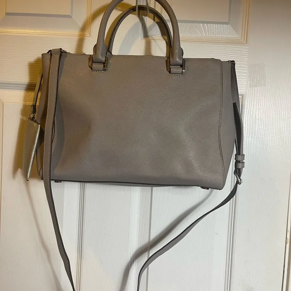 Michael Kors Gray leather Satchel/ shoulder bag with silver tone hardwares.